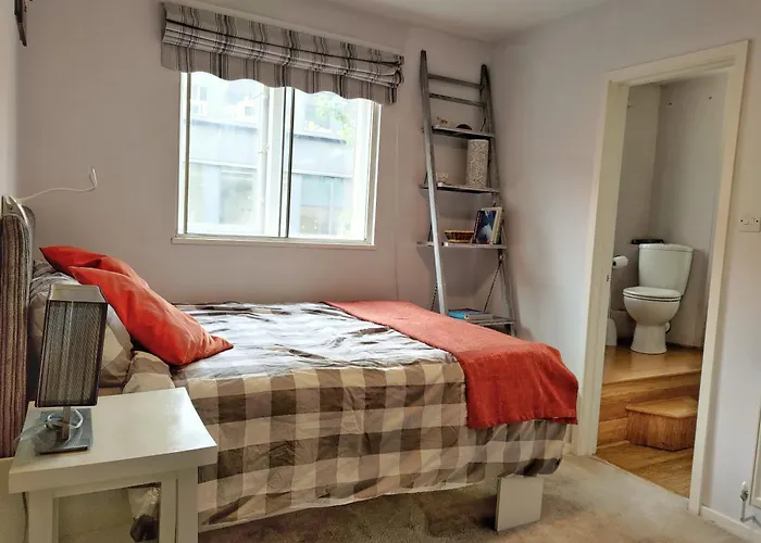 Cozy Ensuite In Authentic Homestay With Garden Terrace In Prime Location Just East Of City